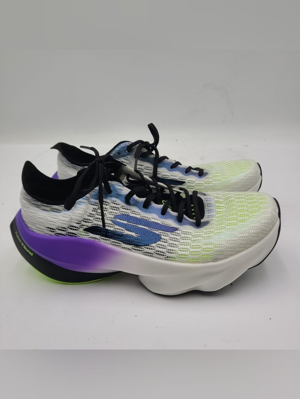 B53 Skechers Aero Tempo Running Shoe Women Size 6 White